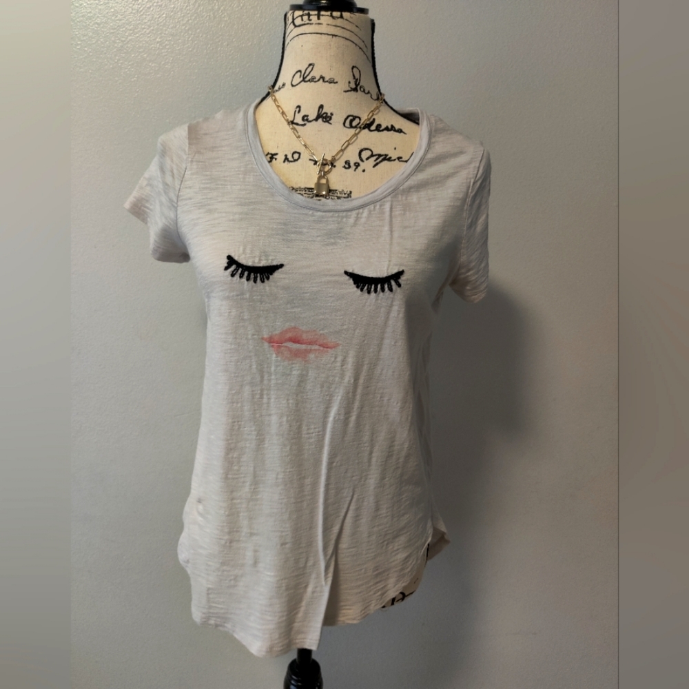 LC Lauren Conrad light gray graphic tee eyelash lips top size small euc